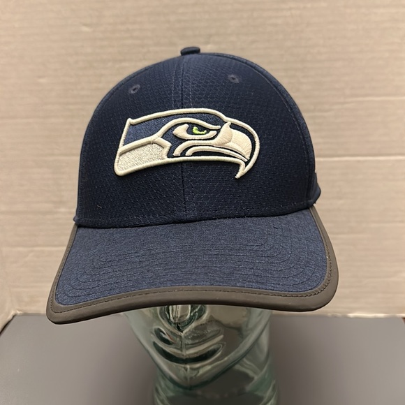 Seattle Seahawks New Era NFL Apparel Cap 39Thirty Flex Fit Size M/L - Picture 2 of 4